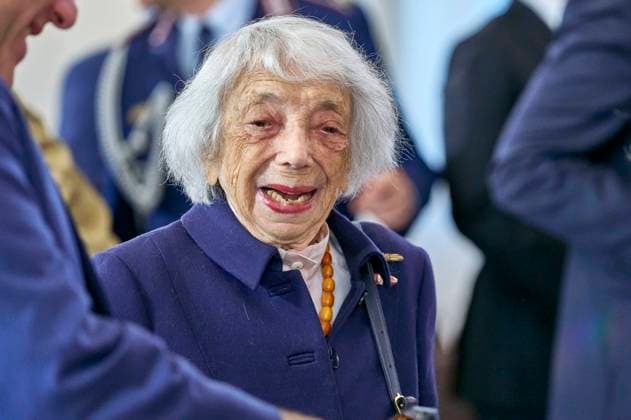 Margot Friedländer bei der Verleihung der Sonderstufe des Großkreuzes des Verdienstordens der Bundesrepublik Deutschland an Präsident Biden für dessen Einsatz für die deutsch-amerikanische Freundschaft und die transatlantische Partnerschaft im Schloss Bellevue. Berlin, 18.10.204