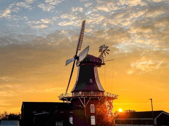 Bilder des Jahres 2024, News 10 Oktober News Themen der Woche KW42 Norden, Niedersachsen, Deutschland, Windmühle, Sonnenuntergang, Nordsee, ostfriesische Landschaft, Inseln, ländliche Idylle, traditionelle Architektur, Energiewende, erneuerbare Energien, Naturverbundenheit, Küstenregion, Nachhaltigkeit, Umweltbewusstsein, Klimawandel, fossile Brennstoffe, Energiekrise, ländliche Entwicklung, Tourismus, Wattenmeer, Inselhopping, kulturelles Erbe, Regionalität, Küstenschutz, Landschaftsschutz, friesische Traditionen, Regionalgeschichte. *** North, Lower Saxony, Germany, windmill, sunset, North Sea, East Frisian landscape, islands, rural idyll, traditional architecture, energy transition, renewable energies, closeness to nature, coastal region, sustainability, environmental awareness, climate change Copyright: xJOERANxSTEINSIEKx