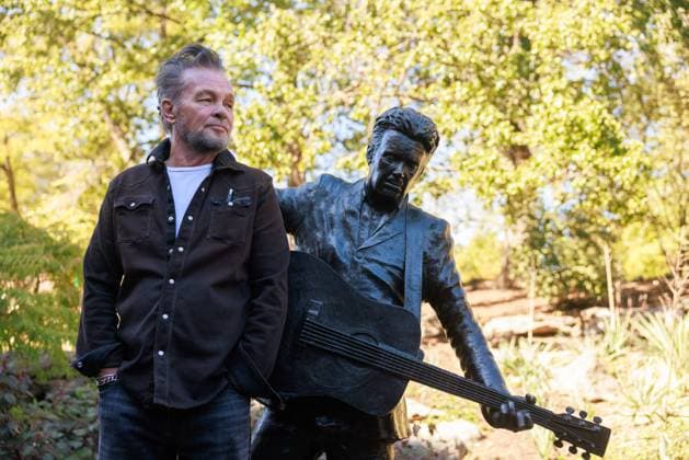 Bilder des Jahres 2024, Entertainment 10 Oktober Entertainment Themen der Woche KW42 Bronze Statue of Indiana Rock Star John Mellencamp Unvield - 18 Oct 2024 Rock star and singer-songwriter John Mellencamp stands next to a bronze statue of himself after an unveiling ceremony on Friday, October 18, 2024 at Indiana University. Mellencamp performed three songs, then posed for photos after the statue was uncovered. Bloomington United States Copyright: xJeremyxHoganx xSOPAxImagesx 101824_JRH_Mellencamp_0784