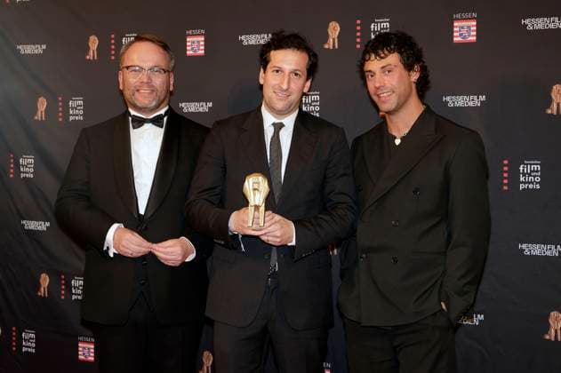 Timon Gremmels, David Hadda und Aaron Altaras bei der 35. Verleihung des Hessischen Film- und Kinopreises 2024 in der Alten Oper. Frankfurt am Main, 18.10.2024