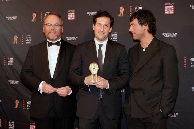 Timon Gremmels, David Hadda und Aaron Altaras bei der 35. Verleihung des Hessischen Film- und Kinopreises 2024 in der Alten Oper. Frankfurt am Main, 18.10.2024