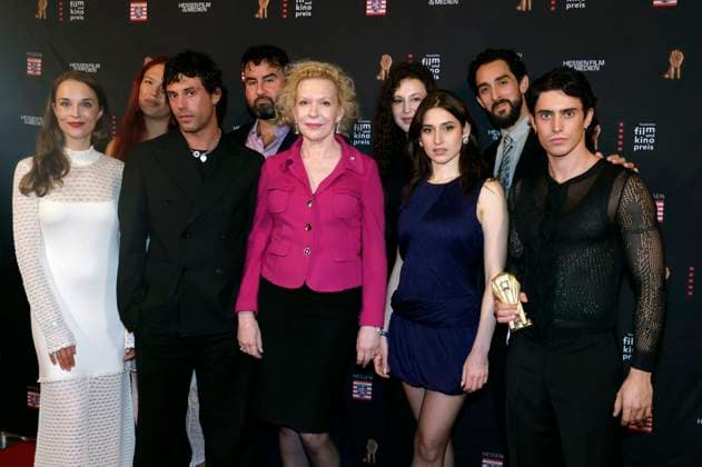 Sunnyi Melles mit Cast und Team von Die Zweiflers bei der 35. Verleihung des Hessischen Film- und Kinopreises 2024 in der Alten Oper. Frankfurt am Main, 18.10.2024