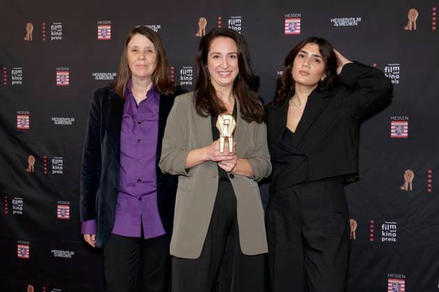 Gast, Asli Özarslan und Fatma Aydemir bei der 35. Verleihung des Hessischen Film- und Kinopreises 2024 in der Alten Oper. Frankfurt am Main, 18.10.2024