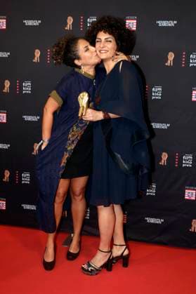 Baharak Abdolifard und Narges Kalhor bei der 35. Verleihung des Hessischen Film- und Kinopreises 2024 in der Alten Oper. Frankfurt am Main, 18.10.2024