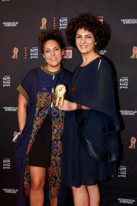 Baharak Abdolifard und Narges Kalhor bei der 35. Verleihung des Hessischen Film- und Kinopreises 2024 in der Alten Oper. Frankfurt am Main, 18.10.2024