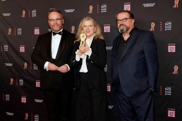 Timon Gremmels, Barbara Sukowa und Gast bei der 35. Verleihung des Hessischen Film- und Kinopreises 2024 in der Alten Oper. Frankfurt am Main, 18.10.2024
