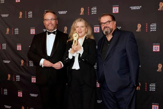 Timon Gremmels, Barbara Sukowa und Gast bei der 35. Verleihung des Hessischen Film- und Kinopreises 2024 in der Alten Oper. Frankfurt am Main, 18.10.2024