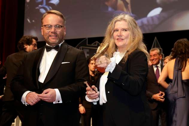 Timon Gremmels und Barbara Sukowa bei der 35. Verleihung des Hessischen Film- und Kinopreises 2024 in der Alten Oper. Frankfurt am Main, 18.10.2024