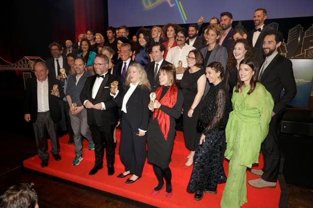 Die Preisträger und Laudatoren bei der 35. Verleihung des Hessischen Film- und Kinopreises 2024 in der Alten Oper. Frankfurt am Main, 18.10.2024