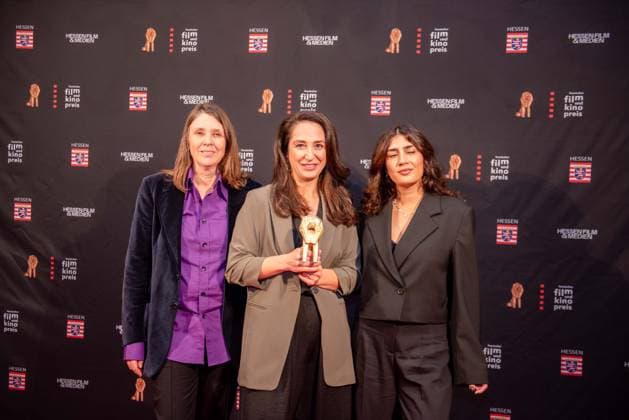 18.10.2024 xesx Frankfurt am Main, Alte Oper Der Hessische Film- und Kinopreis 2024 auf dem roten Teppich Claudia Schäfer, Farma Aydemir und Fatma Aydemir (Film nach dem Roman Ellbogen)