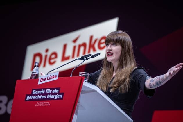 Hallescher Parteitag 2024 Die Linke Heidi Reichinnek während ihrer Rede;Hallescher Parteitag 2024 Die Linke , Halle an der Saale Sachsen-Anhalt Deutschland Messe *** Halle Party Congress 2024 Die Linke Heidi Reichinnek during her speech Halle Party Congress 2024 Die Linke , Halle an der Saale Saxony-Anhalt Germany Trade fair
