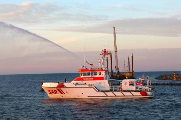 Der Seenotrettungskreuzer Nis Randers nimmt am Mittwoch (16.10.2024) im Ostseebad Prerow (Vorpommern Rügen) zur Einweihung der längsten Seebrücke im Ostseeraum u. den neuen örtlichen Inselhafen Kurs auf seine Anlegestelle. Der Hafen entstand als Ersatzhafen für den Nothafen Darßer Ort der mittlerweile geschlossen wurde. Dieser war in den zurückliegenden Jahren immer wieder versandet und musste ausgebaggert werden. Dadurch waren in regelmäßigen Abständen hohe Kosten entstanden. Infolge hatte sich das Land MV dazu entschlossen, am Standort der örtlichen Seebrücke einen Neubau zu errichten. Zu diesem gehört nun auch eine neue Seebrücke die eine Länge von 720 Meter und eine Breite von 4,20 Meter hat. Jene sowie der Hafen wurden a