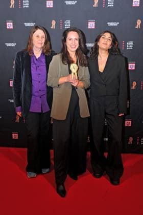 Hessischer Film- und Kinopreis 2024. Fatma Aydemir , Asli Özarslan und Claudia Schäfer anläßlich der Verleihung des Hessischen Film- und Kinopreises am 18.10.2024 in der Alten Oper, Frankfurt Main. 20241018MWI010955