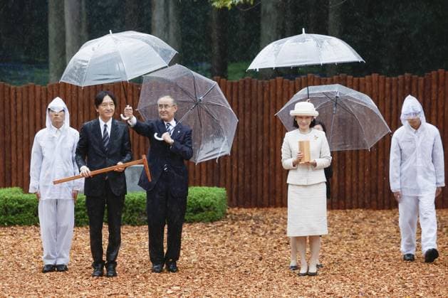 Bilder des Jahres 2024, Entertainment 10 Oktober Entertainment Themen der Woche KW42 Crown prince in Fukui Japanese Crown Prince Fumihito (2nd from L) and Crown Princess Kiko (2nd from R) prepare to fertilize a tree in Fukui, central Japan, on Oct. 19, 2024, that was planted in 2009 by then Emperor Akihito and Empress Michiko.  A14AA0003602627P