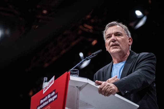 Hallescher Parteitag 2024 Die Linke Jan van Aken, designierter Parteivorsitzender, hält seine Vorstellungsrede vor dem Parteitag;Hallescher Parteitag 2024 Die Linke , Halle an der Saale Sachsen-Anhalt Deutschland Messe *** Halle Party Conference 2024 Die Linke Jan van Aken, designated party chairman, gives his introductory speech before the party conference Halle Party Conference 2024 Die Linke , Halle an der Saale Saxony-Anhalt Germany Trade fair