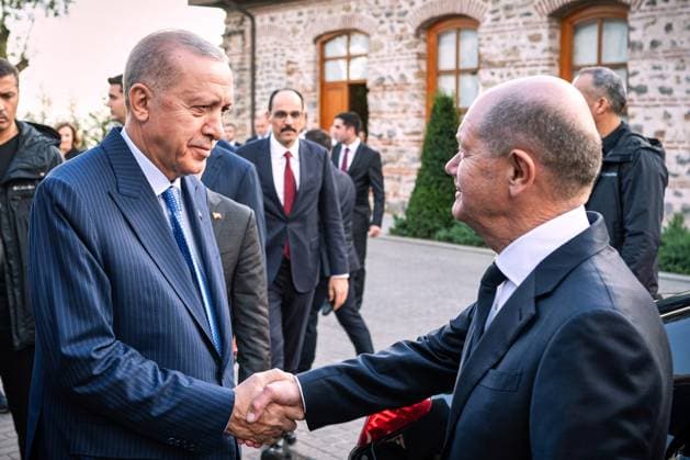 Bilder des Jahres 2024, News 10 Oktober News Themen der Woche KW42 News Bilder des Tages Istanbul, Türkei, 19.10.2024: Türkei-Reise von Olaf Scholz: Der türkische Präsident Recep Tayyip Erdogan verabschiedet Bundeskanzler Olaf Scholz (SPD) *** Istanbul, Turkey, 19 10 2024 Turkey Trip by Olaf Scholz Turkish President Recep Tayyip Erdogan bids farewell to German Chancellor Olaf Scholz SPD Copyright: xBergmann,xGuido BPA dtsxNachrichtenagenturx dts_49164