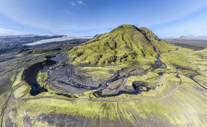 Fluss entlang der Straße F232 Öldufellsleid, Hänge des Berges Öldufell, moosbewachsener Hügel in schwarzem Lavasand, im Hintergrund der Berg Maelifell (rechts), Luftaufnahme, Island, Europa River along road F232 Öldufellsleid, slopes of Mt. Öldufell, moss-covered hill in black lava sand, Mt. Maelifell in the back (right), aerial view, Iceland, Europe Copyright: imageBROKER AndreasxWerth iblawe11587679.jpg