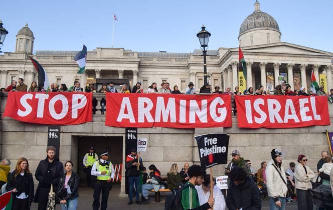 Bilder des Jahres 2024, News 10 Oktober News Themen der Woche KW42 News Bilder des Tages October 19, 2024, London, England, UK: Thousands of pro-Palestine protesters gather in Trafalgar Square calling for a ceasefire as Israel continues its attacks on Gaza. London UK - ZUMAv130 20241019_zip_v130_012 Copyright: xVukxValcicx