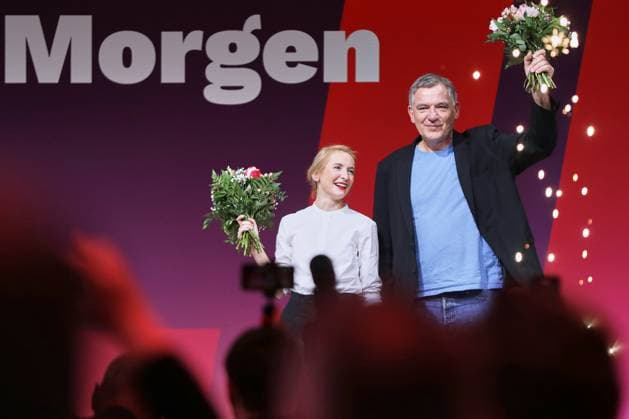 Bilder des Jahres 2024, News 10 Oktober News Themen der Woche KW42 News Bilder des Tages Halle (Saale), Sachsen-Anhalt, Deutschland, 19.10.2024: Messe: Linken-Parteitag: Ines Schwerdtner und Jan van Aken nach ihrer Wahl zum Parteivorsitz *** Halle Saale , Saxony-Anhalt, Germany, 19 10 2024 Left Party Conference Ines Schwerdtner and Jan van Aken after their election to the party chairmanship Copyright: xdtsxNachrichtenagenturx dts_49180