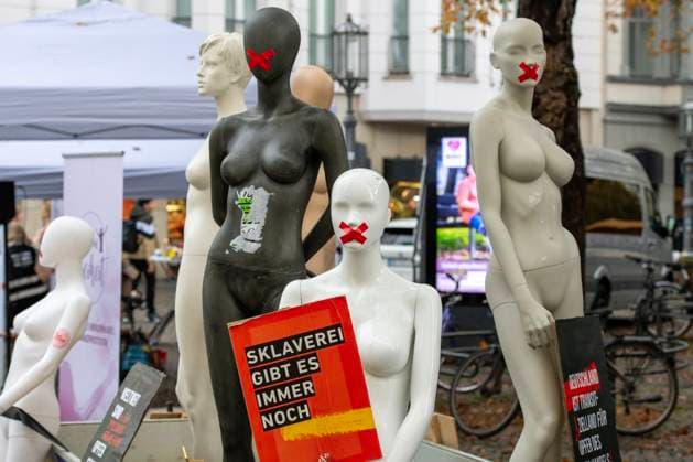 Walk for Freedom - Zwangsprostitution und Menschenhandel in Deutschland. Der Bonner Verein Leben in Freiheit e.V. rief am 19. Oktober 2024 zu einem Walk for Freedom auf, um auf die in Deutschland allgegenwärtige Zwangsprostitution und auf Menschenhandel hinzuweisen. Neben einem Marsch mit schwarzen Regenschirmen präsentierte der Verein auf dem Münsterplatz in Bonn weibliche Puppen, zum Teil mit Klebestreifen vor dem Mund, und Displays mit Kurzinformationen. Der Verein versucht, betroffenen Frauen zu helfen. Bonn Nordrhein-Westfalen Deutschland *** Walk for Freedom Forced prostitution and human trafficking in Germany The Bonn-based association Leben in Freiheit e V called for a Walk for Freedom on October 19, 2024 to draw attention