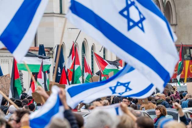 News Themen der Woche KW42 News Bilder des Tages Pro-Palästina-Demo und Pro-Israel-Gegendemo treffen an Universität aufeinander, Demonstrierende mit Fahnen und Transparenten, München, 19. Oktober 2024 Deutschland, München, 19. Oktober 2024 Pro-Palästina-Demo zieht durch die Ludwigstraße, im Vordergrund konfrontiert von einer Pro-Israel-Gegendemo, israelische und palästinensische Flaggen, der Pro-Palästina Demozug startete vom Palästina-Protestcamp vor der Ludwig-Maximilians-Universität, ca. 1.000 Teilnehmer, meist Studierende, zogen durch die Innenstadt am Samstagnachmittag, Demo organisiert vom Palästina-Camp, Protest gegen die deutsche Unterstützung Israels, gegen die israelische Politik in Gaza, wo schon Zentausende bei Angriffen gestorben sind, Politik, Bayern, *** Pro Pal