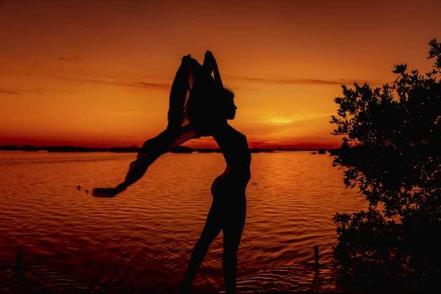 Creative Highlights Symbolfotos Ein wunderschönes lateinamerikanisches Model posiert bei Sonnenaufgang über dem Golf von Mexiko in der Nähe von Sinanche Yucatan Mexiko A gorgeous latin model poses as the sun rises over the Gulf of Mexico near Sinanche Yucatan Mexico Copyright: imageBROKER WalterxGxArcexSrxGri ibxiqx11489893.jpg ,model released, Symbolfoto ,property released