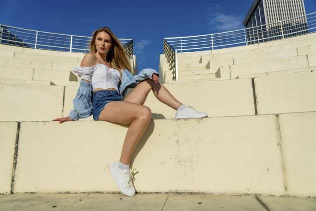 Creative Highlights Symbolfotos Ein wunderschönes blondes Model genießt das schöne Wetter in einer Großstadt A gorgeous blonde model enjoys the beautiful weather in a major city Copyright: imageBROKER WalterxGxArcexSrxGri ibxiqx11484698.jpg ,model released, Symbolfoto ,property released