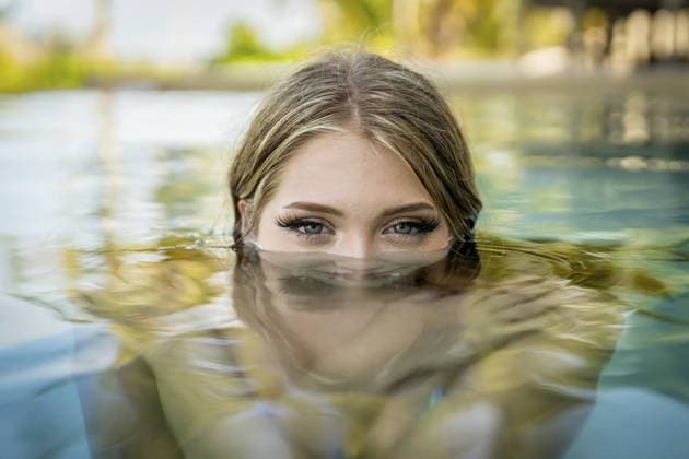 Creative Highlights Symbolfotos Junges Bikinimodell schwelgt in warmer Sonne, kühlem Pool, Yucatan Mexiko Urlaub Young bikini model luxuriates in warm sun, cool pool, Yucatan Mexico vacation Copyright: imageBROKER WalterxGxArcexSr ibxiqx11498407.jpg ,model released, Symbolfoto ,property released