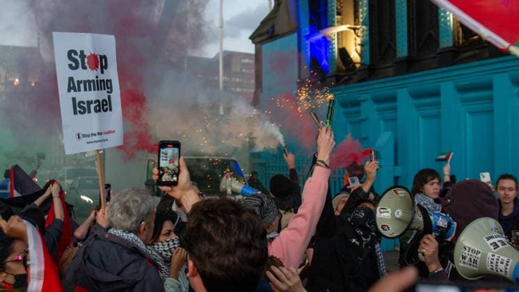 Bilder des Jahres 2024, News 10 Oktober News Themen der Woche KW42 Tower bridge Shutdown Pro Palestine protest Pro Palestine protesters blocked Tower Bridge for the third time. Activists stormed the bridge letting off smoke grenades while chanting slogans. Police marched to the centre of the bridge pushing and shoving anyone in thier way. They began to bark at activists to leave the road and made an arrest on one of the drummers who was apparently deaf. The action lasted 5 to 10 minutes before protesters walked to the sides of the bridge where they carried on chanting before leaving., Credit:Zakariya Irfan Avalon  Copyright: xZakariyaxIrfanx xAvalonx 0923608901