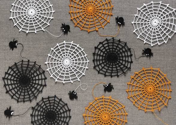Gehäkelte aus weißen, orangen und schwarzen Baumwolle kleine Spinnennetze mit Spinnen. Halloween Herbst Dekoration und einfaches Handarbeit Konzept Crocheted from white, orange and black cotton small spider webs with spiders. Halloween autumn decoration and simple handicraft concept Copyright: imageBROKER OksanaxSchmidt ibxoks11555609.jpg