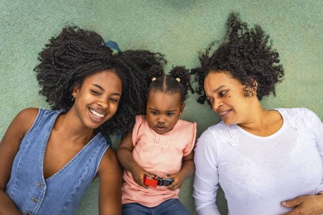 Draufsicht auf eine afrikanische glückliche Mehrgenerationenfamilie, die auf dem Boden eines Parks liegt Top view of african happy multi-generational family lying on the ground of a park Copyright: imageBROKER UnaixHuizi ibxuhu11544337.jpg ,model released, Symbolfoto ,property released