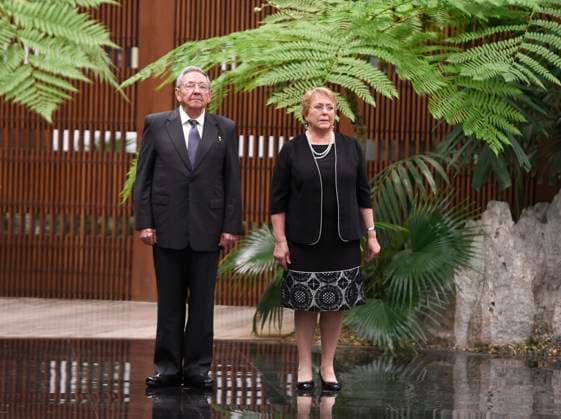 80108225. La Habana, 8 Ene. 2018 (Notimex-JulioWright).- La presidenta chilena Michelle Bachelet sostuvo una reunion bilateral con su homologo cubano Raul Castro, en el Palacio de la Revolucion, en el marco de la visita oficial que realiza a este pais. NOTIMEX FOTO JULIOWRIGHT COR POL LA HABANA CUBA EDITORIAL USE ONLY Copyright: xXimenaxNavarrox NTX11000000 JULIOxWRIGHTx notimexpix745062