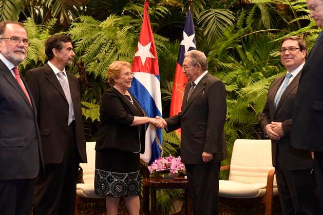 80108228. La Habana, 8 Ene. 2018 (Notimex-JulioWright).- La presidenta chilena Michelle Bachelet sostuvo una reunion bilateral con su homologo cubano Raul Castro, en el Palacio de la Revolucion, en el marco de la visita oficial que realiza a este pais. NOTIMEX FOTO JULIOWRIGHT COR POL LA HABANA CUBA EDITORIAL USE ONLY Copyright: xXimenaxNavarrox NTX11000000 JULIOxWRIGHTx notimexpix745064