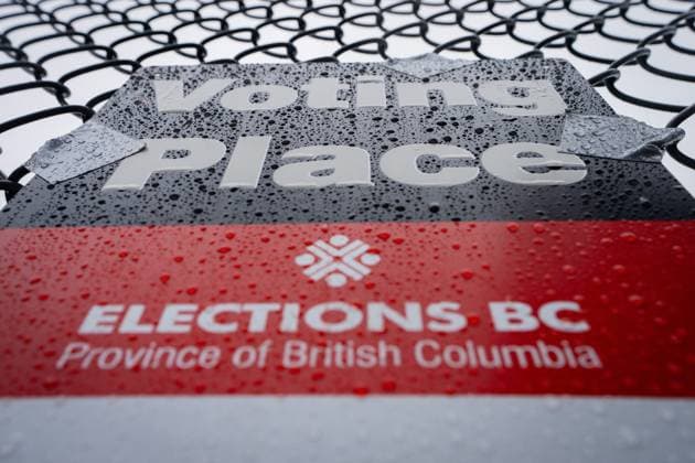 October 19, 2024, West Vancouver, Bc, CANADA: An Elections B.C. sign is seen covered in rain on election day in Vancouver, on Saturday, October 19, 2024. Polls are now open in British Columbia, where voters in today s provincial election face a choice that would have been unthinkable just a few months ago. West Vancouver CANADA  - ZUMAc35_ 20241019_zaf_c35_068 Copyright: xEthanxCairnsx