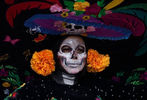 Zombie March In Mexico A woman dresses as a catrina during the Zombie March in Mexico City, Mexico, on October 19, 2024, which starts from the Monument to the Revolution to the Zocalo of the capital on the eve of Halloween and Day of the Dead in Mexico. Mexico City Mexico City Mexico  Copyright: xGerardoxVieyrax originalFilename: vieyra-notitle241019_npjtx.jpg