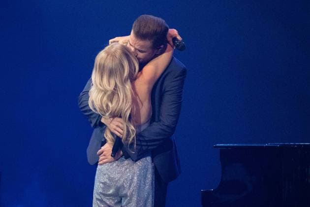 Eric Philippi, Saenger, Musiker, Schlagersaenger, kuesst seine Freundin MICHELLE, Saengerin, Musikerin, Schlagersaengerin, SCHLAGERBOOOM 2024 - ALLES FUNKELT! ALLES GLITZERT! am 19.10.2024 in der Westfalenhalle Dortmund *** Eric Philippi, singer, musician, pop singer, kisses his girlfriend MICHELLE, singer, musician, pop singer, SCHLAGERBOOOM 2024 ALLES FUNKELT ALLES GLITZERT on 19 10 2024 in the Westfalenhalle Dortmund