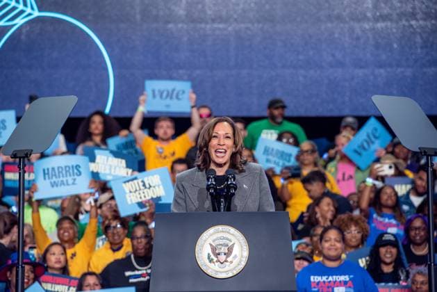 Bilder des Jahres 2024, News 10 Oktober News Themen der Woche KW42 October 19, 2024, Atlanta, Georgia, USA: United States Vice President Kamala Harris, the 2024 Democratic Party nominee for President of the US, addresses a crowd at Lakewood Amphitheater in Atlanta, Georgia, during her presidential campaign on October 19, 2024. Harris emphasized themes of voting early, unity, equity, and progress as she rallies support ahead of the upcoming election Atlanta USA - ZUMAs152 20241019_faa_s152_001 Copyright: xAndixRicex