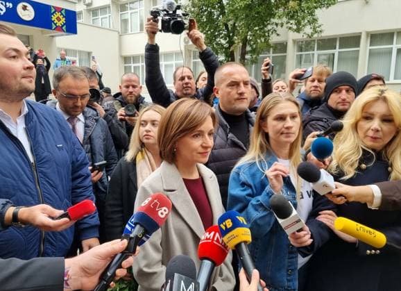 News Themen der Woche KW42 News Bilder des Tages MOLDOVA, CHISINAU - OCTOBER 20, 2024: Presidential candidate Maia Sandu (C) talks to journalists outside a polling station. On 20 October, Moldova holds the 2024 Moldovan presidential election and the referendum on Moldovaâ€™s joining the EU. Veniamin Demidetsky TASS  75183669