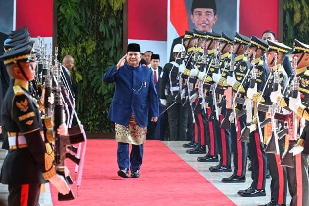 News Themen der Woche KW42 News Bilder des Tages (241020) -- JAKARTA, Oct. 20, 2024 -- Indonesian President Prabowo Subianto arrives at the parliament building to attend the presidential inauguration ceremony in Jakarta, Indonesia, Oct. 20, 2024. Indonesia s former army general, Prabowo Subianto, was sworn in as the country s eighth president on Sunday morning at the parliament building, succeeding Joko Widodo, who led the world s fourth most populous nation for the past decade. INDONESIA-JAKARTA-PRABOWO SUBIANTO-PRESIDENTIAL INAUGURATION XuxQin 