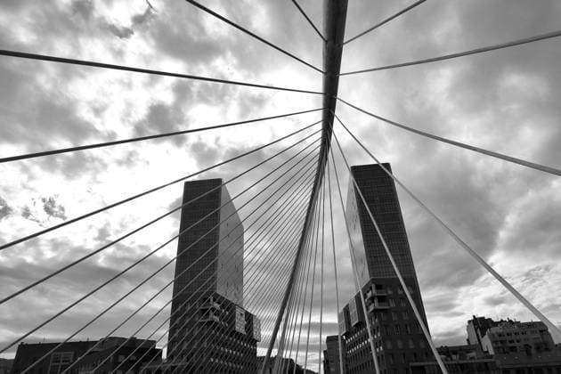 Bilbao 11.10.2024 Die Brücke Zubizuri des spanischen Architekten Santiago Calatrava über den Fluss Nervion in Bilbao in Spanien *** Bilbao 11 10 2024 The Zubizuri bridge by Spanish architect Santiago Calatrava over the Nervion river in Bilbao, Spain