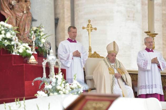 News Themen der Woche KW42 News Bilder des Tages Pope canonizes seven Spanish Franciscans killed in 1860 in Damascus Pope Francis c during the proclamation of new saints of the Catholic Church on World Mission Day 2024, at the Vatican, Oct. 20, 2024, in Vatican City Blessed Manuel Ruiz Lopez and seven members of the Order of Friars Minor, will ascend to the altars together with the three Maronite laymen Francis, Mooti and Raphael Massabki, who were killed out of hatred for the faith in Damascus, Syria, between July 9 and 10, 1860 20 OCTOBER 2024 POPE CANONIZES SAINTS MURDERED BLESSED Vatican City Vatican City Spain  Copyright: xStefanoxSpazianix 6286577
