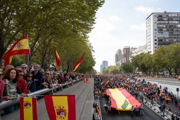 News Themen der Woche KW42 News Bilder des Tages The Platform for Constitutional Spain protests in Madrid to demand general elections Hundreds of people during a rally to demand general elections, in Plaza de Castilla, on October 20, 2024, in Madrid Spain The protest is called by the Platform for Constitutional Spain, constituted by a hundred civic associations, under the slogan For unity, dignity, law and freedom General elections, now The demonstrators denounce the judicial situation affecting the Government of Pedro Sanchez in the face of investigations for alleged corruption cases PP and VOX officials have supported the protest 20 OCTOBER 2024 MANIFESTATION ELECTIONS INDEPENDENT JUDGES Madrid Madrid Spain  Copyright: xMatiasxChiofalox 6286615