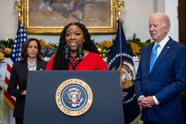 United States President Joe Biden (R) introduces Cherelle Griner (C) after announcing that her wife, Brittney Griner, has been released from Russia in a prisoner exchange from the Roosevelt Room of the White House in Washington, DC, USA, 08 December 2022. The US will swap Russian arms dealer Viiktor Bout with Russia to release professional American basketball player Brittney Griner. Credit: Jim LoScalzo Pool via CNP AdMedia Washington District of Columbia United States of America EDITORIAL USE ONLY  Copyright: xx JJL23025-3593232 CNP AdMediax admphotostwo815756