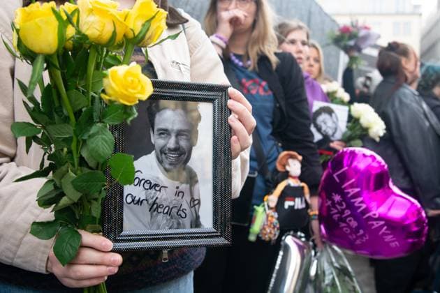 Bilder des Jahres 2024, Entertainment 10 Oktober Entertainment Themen der Woche KW42 Entertainment Bilder des Tages Music Fans For Liam Payne Singer s Death In Cologne A hundred fans of former One Direction member Liam Payne gather to hold a memorial tribute at Dom Square following the death of the singer in Cologne, Germany, on October 20, 2024. Cologne Germany  Copyright: xYingxTangx originalFilename: tang-notitle241020_npnJx.jpg