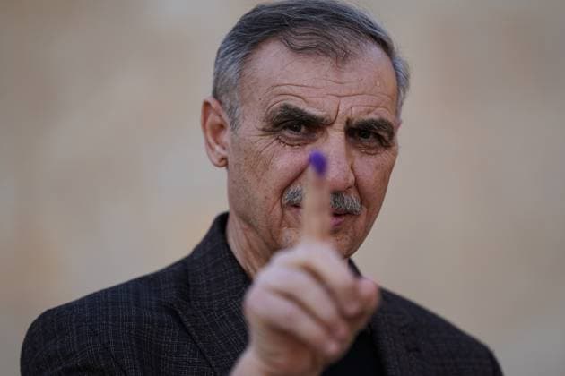 Bilder des Jahres 2024, News 10 Oktober News Themen der Woche KW42 Iraqi Kurdistan Regional Parliament Elections in Duhok, Iraq - 20 Oct 2024 A Kurdish voter shows his ink-stained finger after casting his vote during the parliamentary elections at a polling station in Duhok city in Iraq s autonomous Kurdistan region. Originally scheduled for two years ago, the vote has been postponed four times due to disputes between the region s two historic parties, the Kurdistan Democratic Party (KDP PDK) and the Patriotic Union of Kurdistan (PUK). Duhok Iraq Copyright: xIsmaelxAdnanx xSOPAxImagesx IADNAN_02047