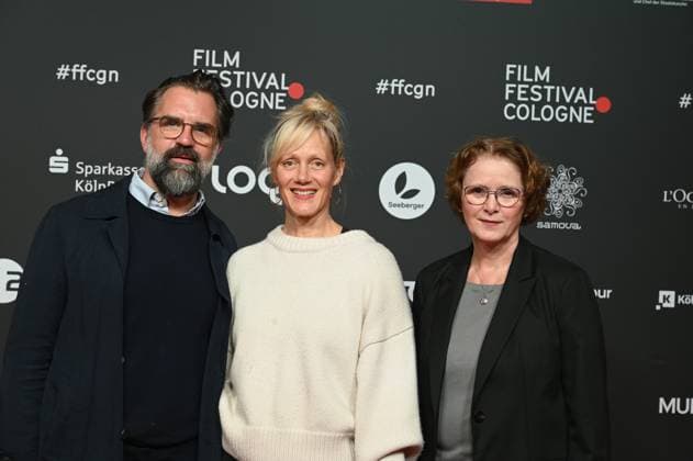 Regisseur Rick Ostermann, l-r, Schauspielerin Anna Schudt und WDR Redakteurin Elke Kimmlinger kommt zum WDR Serien Showcase Hundertdreizehn bei dem Film Festival Cologne 2024, FFCGN, in den Kölner Filmpalast