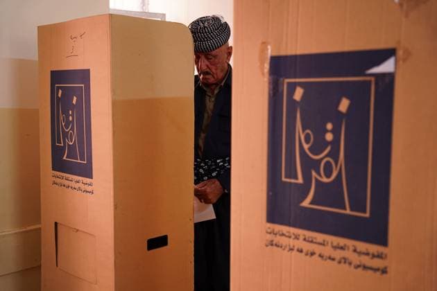 Bilder des Jahres 2024, News 10 Oktober News Themen der Woche KW42 News Bilder des Tages October 20, 2024, Duhok, Iraq: A Kurdish voter prepares his ballot during parliamentary elections at a polling station in Duhok city in Iraq s autonomous Kurdistan region. Originally scheduled for two years ago, the vote has been postponed four times due to disputes between the region s two historic parties, the Kurdistan Democratic Party (KDP PDK) and the Patriotic Union of Kurdistan Duhok Iraq - ZUMAs197 20241020_aaa_s197_183 Copyright: xIsmaelxAdnanx