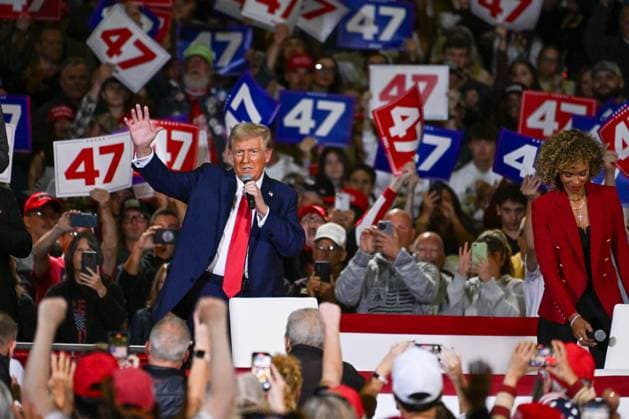 Bilder des Jahres 2024, News 10 Oktober News Themen der Woche KW42 News Bilder des Tages Republican presidential nominee, former U.S. President Donald Trump attends a town hall campaign event at the Lancaster Convention Center in Lancaster, Pennsylvania, on Sunday, October 20, 2024.  LAN20241020047 DAVIDxMUSE