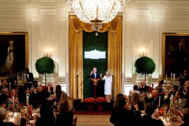 News Themen der Woche KW42 News Bilder des Tages President Joe Biden and First Lady Jill Biden toast during an event in the East Room of the White House in Washington, DC, US, on Sunday, October 20, 2024. The event was held to celebrate a new expanded White House public tour, which will be unveiled by the first lady on Monday.  WAX20241020901 STEFANIxREYNOLDS