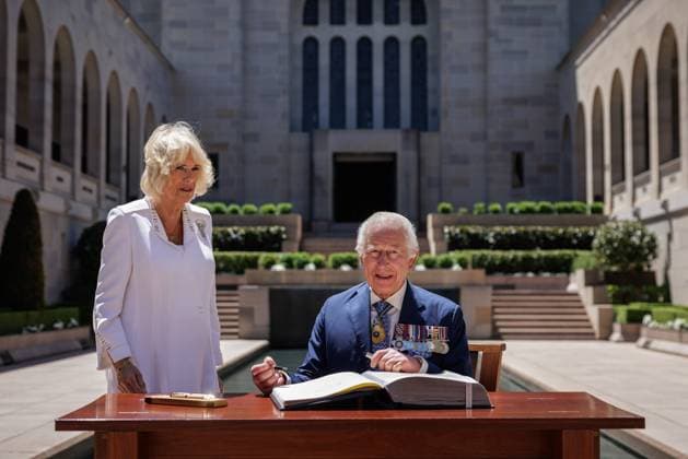 Bilder des Jahres 2024, Entertainment 10 Oktober Entertainment Themen der Woche KW43 Entertainment Bilder des Tages ROYALS AUSTRALIAN VISIT, King Charles III signs a visitor s book as Queen Camilla stands next to him at the Australian War Memorial in Canberra, Monday, October 21st, 2024. King Charles III and Queen Camilla are visiting Australia from 18 October to 23 October. ( NO ARCHIVING, EDITORIAL USE ONLY, NO USE IN BOOKS WITHOUT CONSENT CANBERRA AUSTRALIAN CAPITAL TERRITORY AUSTRALIA  Copyright: xBROOKxMITCHELLx 20241021132600379250